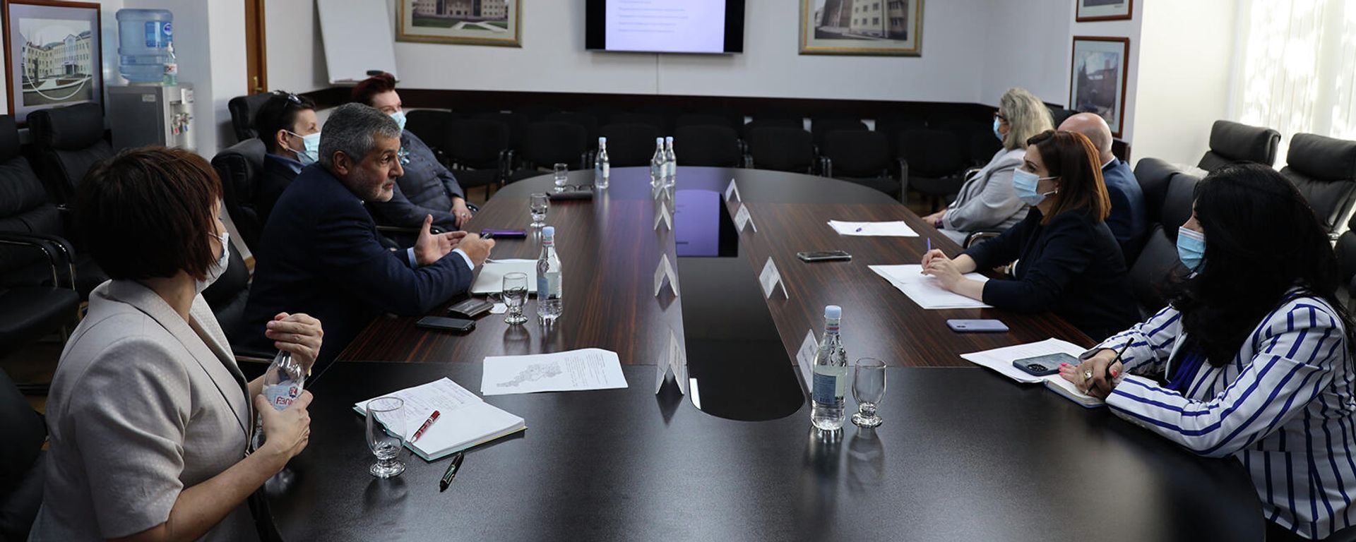 Министр здравоохранения Анаит Аванесян приняла директора Федеральной службы по эпидемиологии по микробиологии Роспотребнадзора Арега Тотолова (21 октября 2021). Еревaн - Sputnik Արմենիա, 1920, 21.10.2021