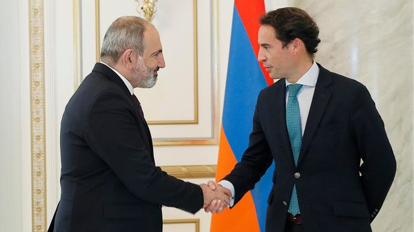 Премьер-министр Никол Пашинян принял специального представителя генерального секретаря НАТО Хавьера Коломину Пирис (21 октября 2021). Еревaн - Sputnik Армения