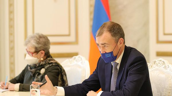 Специальный представитель ЕС по вопросам Южного Кавказа и кризиса в Грузии Тойво Клаар на встрече с премьер-министром Армении (21 октября 2021). Еревaн - Sputnik Армения