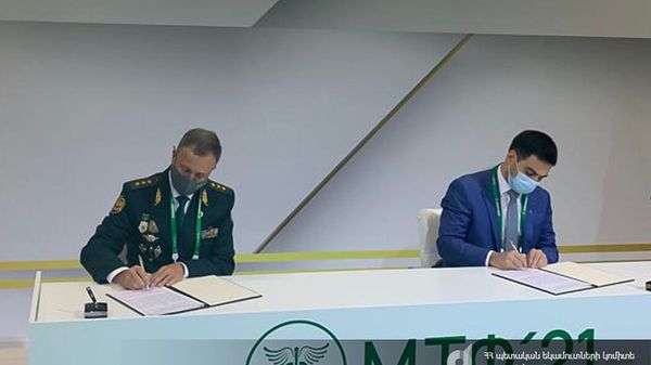 Председатель КГД Армении Рустам Бадасян и и.о. руководителя ФТС России Руслан Давыдов подписали протокол о прекращении действия ряда международных договоров в сфере таможенного регулирования (21 октября 2021). Москвa - Sputnik Армения