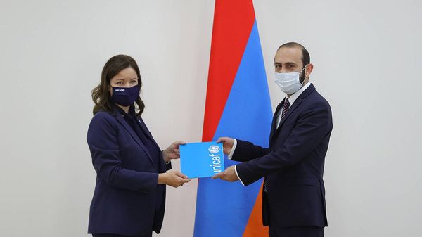 Министр иностранных дел Арарат Мирзоян принял новоназначенного представителя Детского фонда ООН (ЮНИСЕФ) в Армении Кристин Вейганд по случаю вручения аккредитационного письма (22 октября 2021). Еревaн - Sputnik Армения