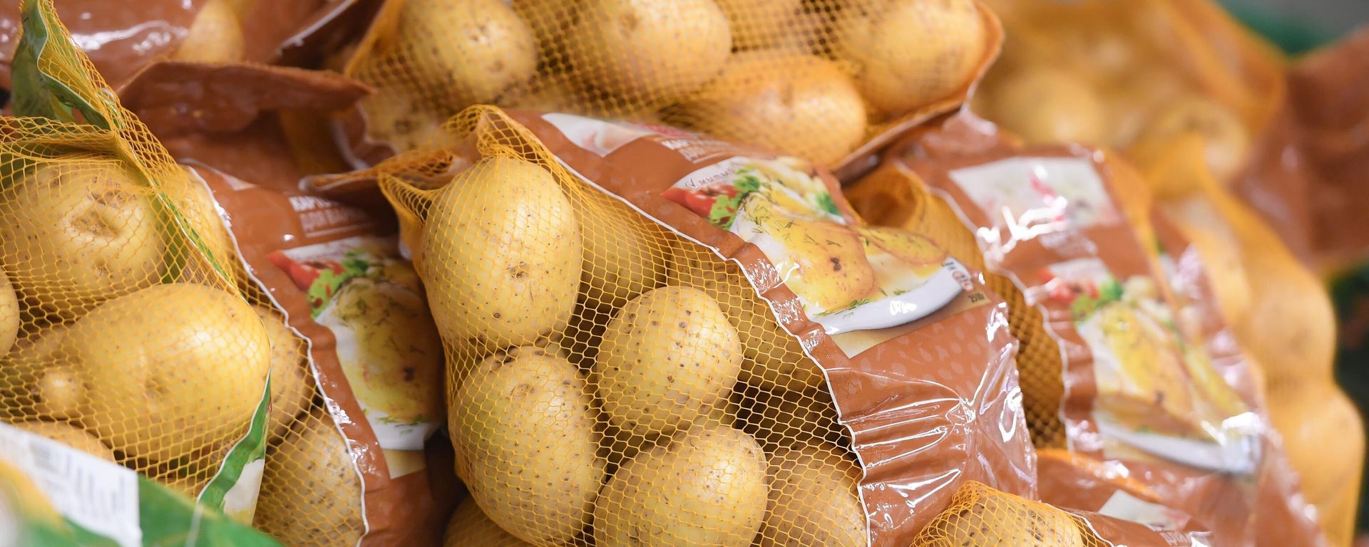 Картофель в пакетах на прилавке супермаркета Картофель в пакетах на прилавке супермаркета - Sputnik Армения, 1920, 29.10.2024