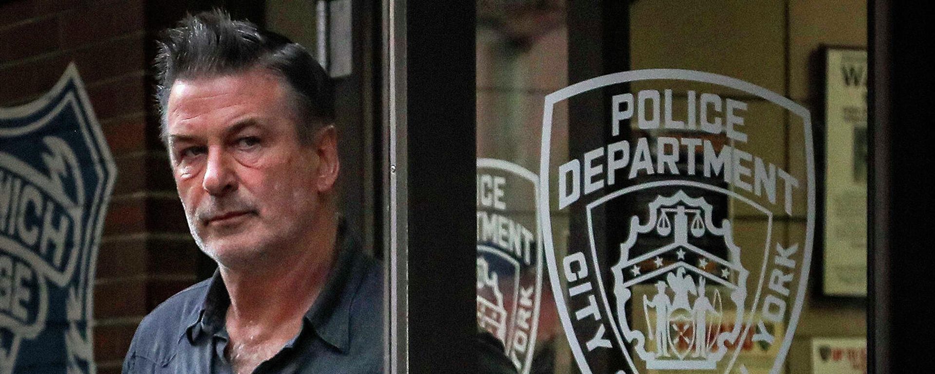 Актер Алек Болдуин покидает 10-й участок Департамента полиции (2 ноября 2018). Нью-Йорк - Sputnik Армения, 1920, 01.12.2021