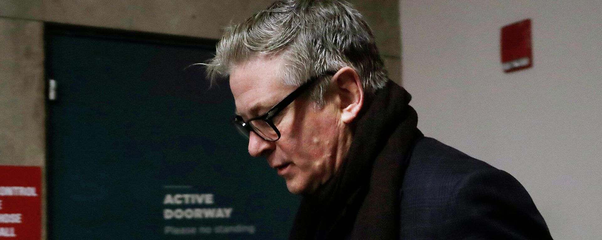 Актер Алек Болдуин заходит в здание суда (23 января 2019). Нью-Йорк - Sputnik Армения, 1920, 25.10.2021
