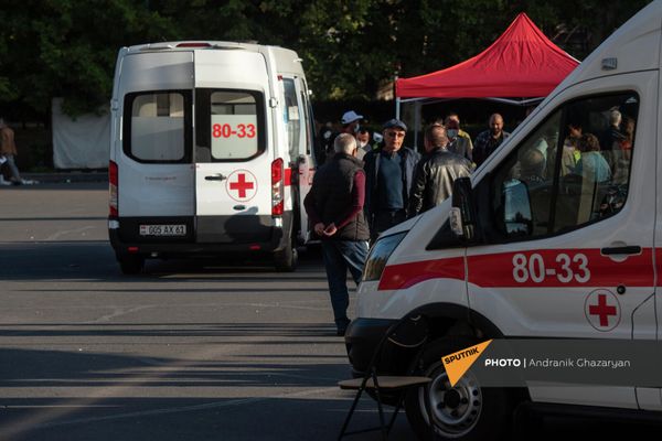 Очереди за вакциной перед развернутыми мобильными точками в рамках акции День вакцинации в Ереване - Sputnik Армения