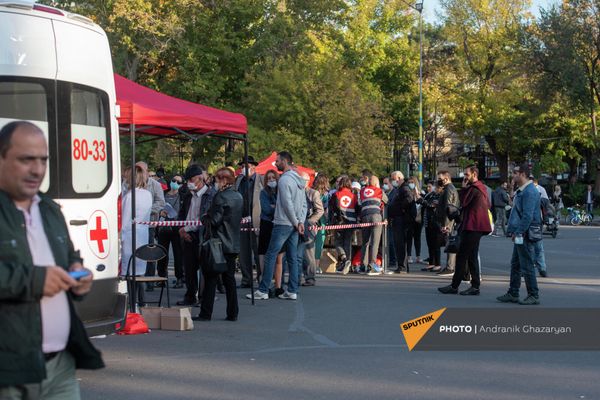 Очереди за вакциной перед развернутыми мобильными точками в рамках акции День вакцинации в Ереване - Sputnik Армения