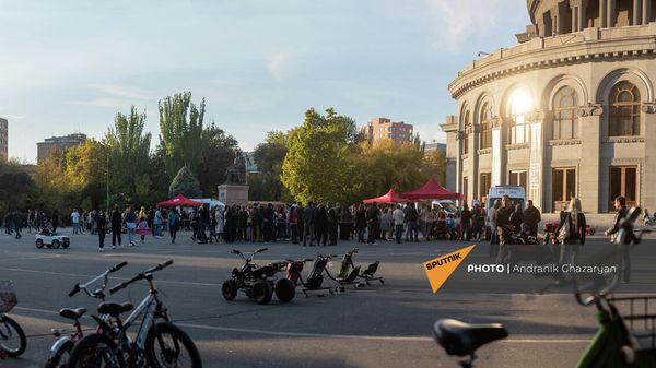 Очереди за вакциной перед развернутыми мобильными точками в рамках акции День вакцинации в Ереване - Sputnik Արմենիա