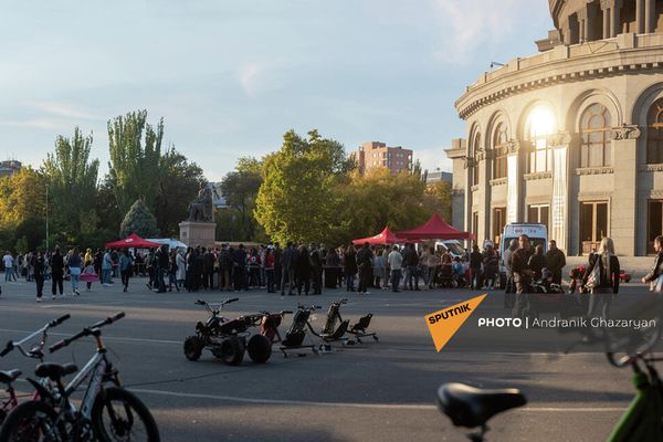 Очереди за вакциной перед развернутыми мобильными точками в рамках акции День вакцинации в Ереване - Sputnik Армения