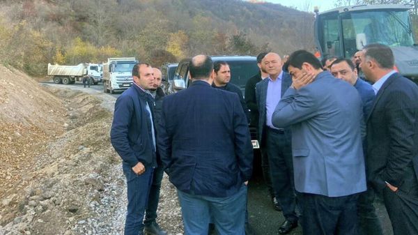 Сурен Папикян с руководителем аппарата премьер-министра Араиком Арутюняном и губернатором Сюника Меликсетом Погосяном во время посещения участка дороги Тат-Агван - Sputnik Армения