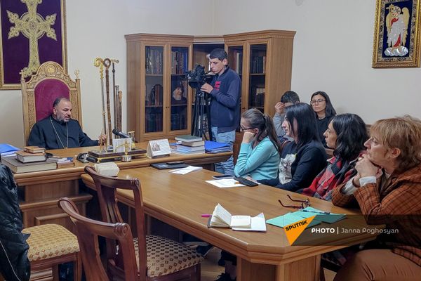 Предводитель Арцахской епархии ААЦ епископ Вртанес Абрамян общается с прессой Предводитель Арцахской епархии ААЦ епископ Вртанес Абрамян общается с прессой - Sputnik Армения