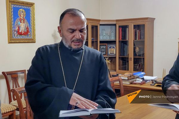 Предводитель Арцахской епархии ААЦ епископ Вртанес Абрамян Предводитель Арцахской епархии ААЦ епископ Вртанес Абрамян - Sputnik Армения