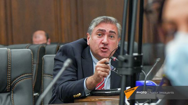 Артур Хачатрян на совместном заседании постоянных комиссий НС (25 октября 2021). Еревaн - Sputnik Армения
