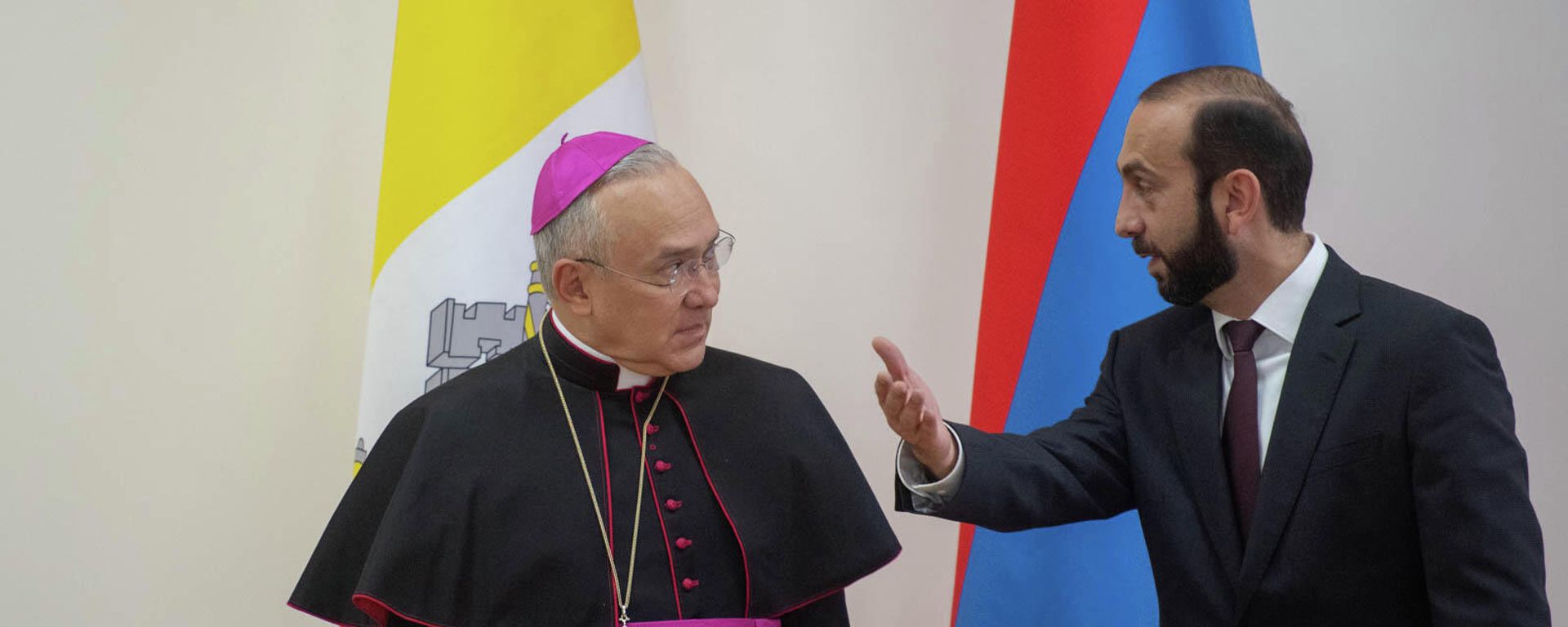 Սուրբ Աթոռի պետքարտուղարի ընդհանուր հարցերով փոխանորդ Էդգար Պենյա Պառանև Արարատ Միրզոյանը - Sputnik Արմենիա, 1920, 27.10.2021