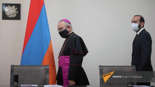 Встреча главы МИД Армении Арарата Мирзояна с заместителем генерального секретаря Святого Престола по общим вопросам Эдгаром Пенья Парра (27 октября 2021). Еревaн - Sputnik Армения