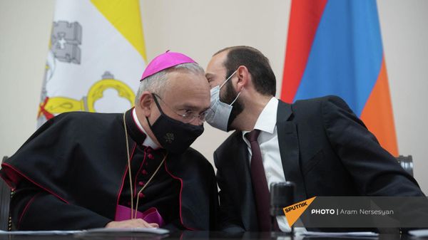 Встреча главы МИД Армении Арарата Мирзояна с заместителем генерального секретаря Святого Престола по общим вопросам Эдгаром Пенья Парра (27 октября 2021). Еревaн - Sputnik Армения