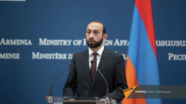 Встреча главы МИД Армении Арарата Мирзояна с заместителем генерального секретаря Святого Престола по общим вопросам Эдгаром Пенья Парра (27 октября 2021). Еревaн - Sputnik Армения