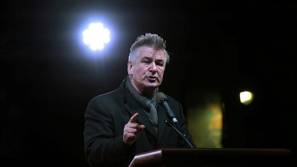 Актер Алек Болдуин выступает на акции протеста против избранного президента США Дональда Трампа (19 января 2017). Нью-Йорк - Sputnik Армения
