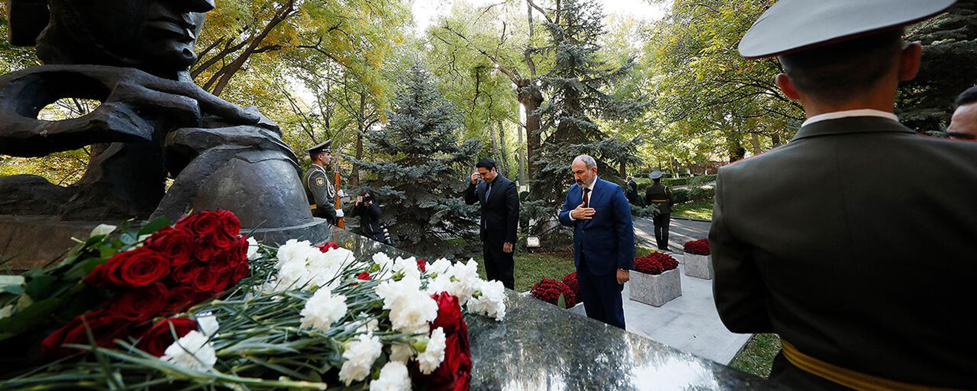 Վարչապետը հարգանքի տուրք է մատուցել հոկտեմբերի 27-ի ոճրագործության զոհերի հիշատակին Վարչապետը հարգանքի տուրք է մատուցել հոկտեմբերի 27-ի ոճրագործության զոհերի հիշատակին - Sputnik Արմենիա, 1920, 27.10.2021