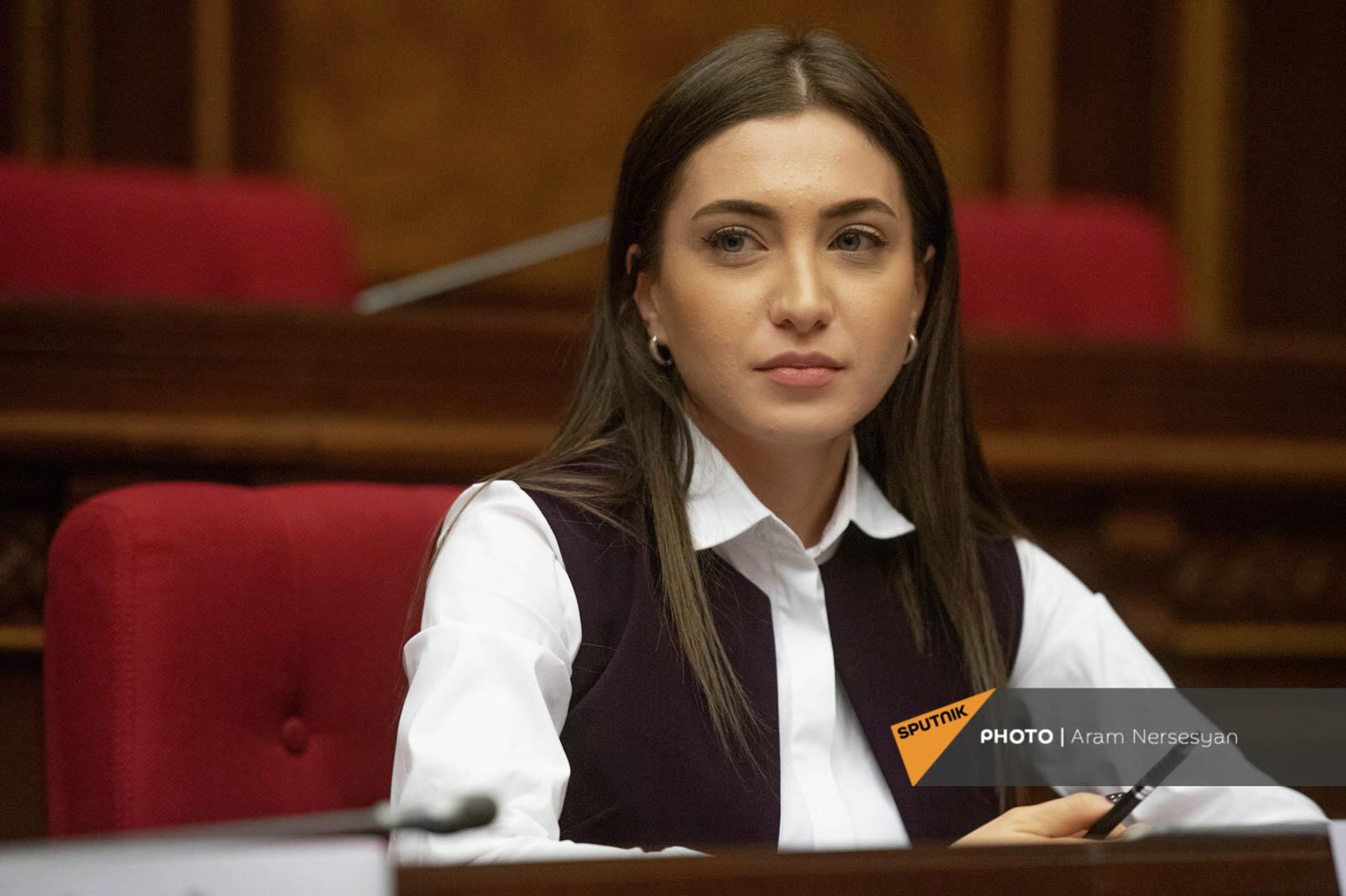 Депутат от оппозиционной фракции Честь имею Анна Мкртчян на очередном заседании Парламента Армении (27 октября 2021). Еревaн - Sputnik Արմենիա, 1920, 30.12.2022