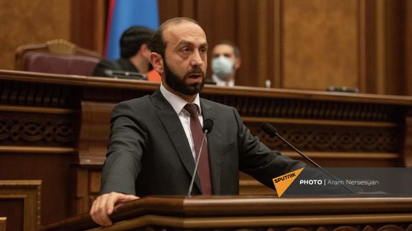 Министр иностранных дел Арарат Мирзоян на очередном заседании Парламента Армении (27 октября 2021). Еревaн - Sputnik Армения