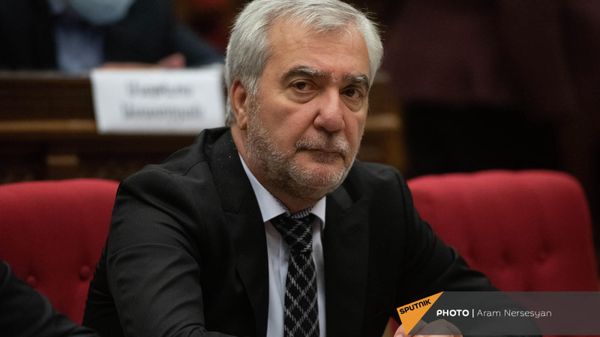 Депутат от правящей фракции Гражданский договор Андраник Кочарян на очередном заседании Парламента Армении (27 октября 2021). Еревaн - Sputnik Армения