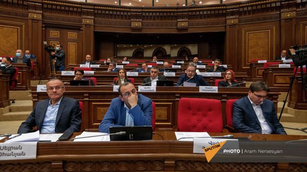 Депутаты оппозиционной фракции Айастан на очередном заседании Парламента Армении (27 октября 2021). Еревaн - Sputnik Армения