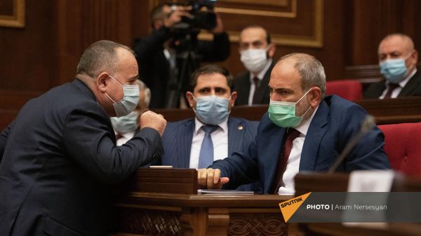 Премьер-министр Никол Пашинян, вице-премьер Сурен Папикян и министр обороны Аршак Карапетян на очередном заседании Парламента Армении (27 октября 2021). Еревaн - Sputnik Армения