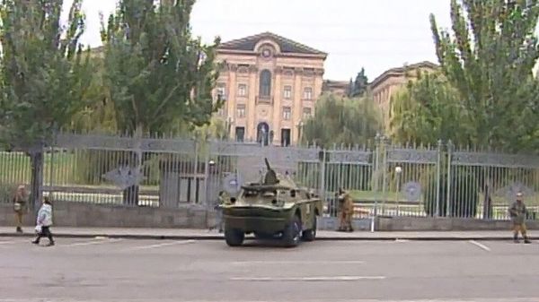 Бронетехника перед зданием Национального собрания Армении после инцидента 27 октября 1999 года - Sputnik Армения