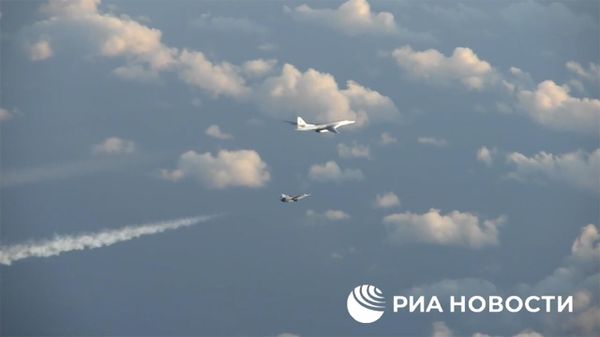 Два российских ракетоносца Ту-160 провели полёт над Баренцевым и Норвежским морями - Sputnik Армения