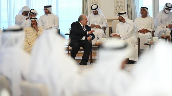 Президент Армен Саркисян встретился с наследным принцем Абу-Даби, заместителем верховного главнокомандующего ВС страны шейхом Мохаммедом бин Зайедом Аль Нахайяном (27 октября 2021). ОАЭ - Sputnik Армения