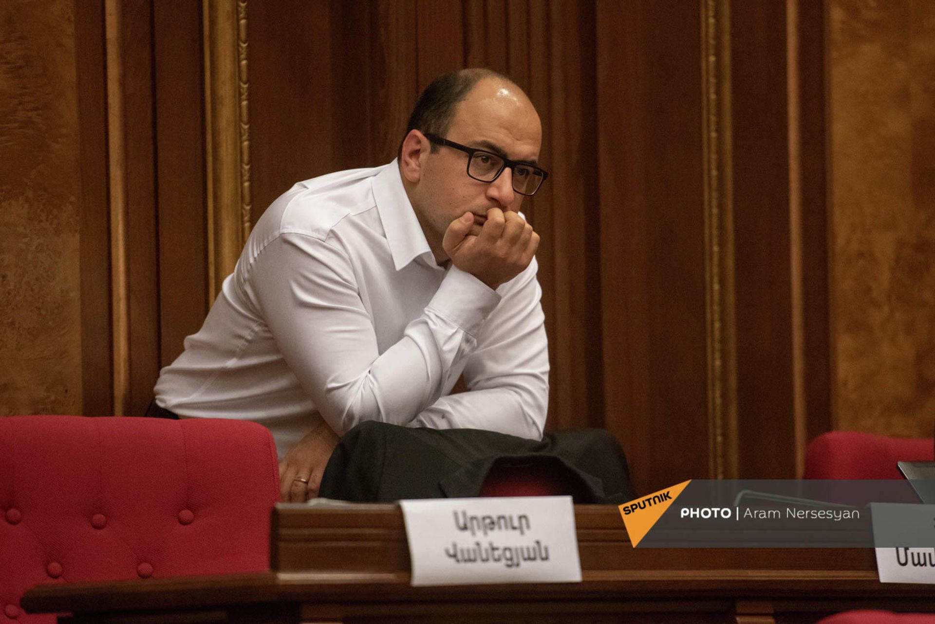 Депутат от оппозиционной фракции Честь имею Айк Мамиджанян на очередном заседании Парламента Армении (27 октября 2021). Еревaн - Sputnik Արմենիա, 1920, 01.02.2022