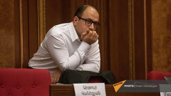 Депутат от оппозиционной фракции Честь имею Айк Мамиджанян на очередном заседании Парламента Армении (27 октября 2021). Еревaн - Sputnik Армения