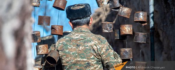 Армянский военнослужащий на боевой позиции Армянский военнослужащий на боевой позиции - Sputnik Армения