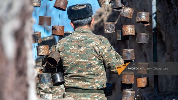Армянский военнослужащий на боевой позиции - Sputnik Армения