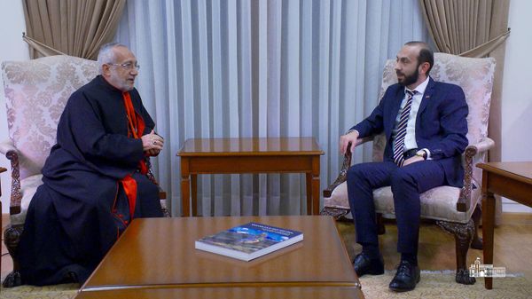 Министр иностранных дел Арарат Мирзоян встретился с патриархом католического Патриаршества Дома Киликийского Рафаэлем Минасяном (29 октября 2021). Еревaн - Sputnik Армения
