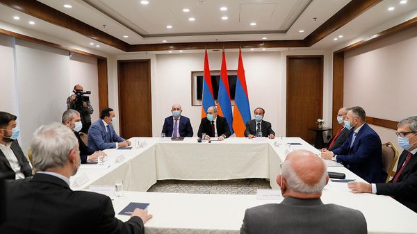Премьер-министр Никол Пашинян на очередном заседании совета по сотрудничеству с внепарламентскими политическими силами (30 октября 2021). Еревaн - Sputnik Армения