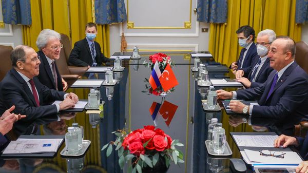 Министры иностранных дел России и Турции Сергей Лавров и Мевлют Чавушоглу во время встречи на полях саммита Группы двадцати (30 октября 2021). Рим - Sputnik Армения