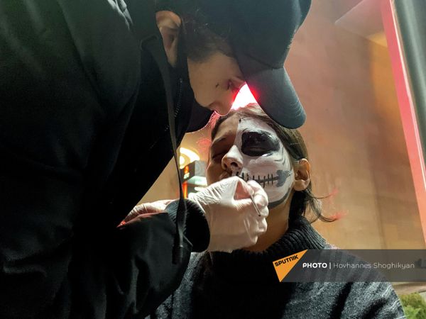 Художники разрисовывают лица прохожим - Sputnik Армения