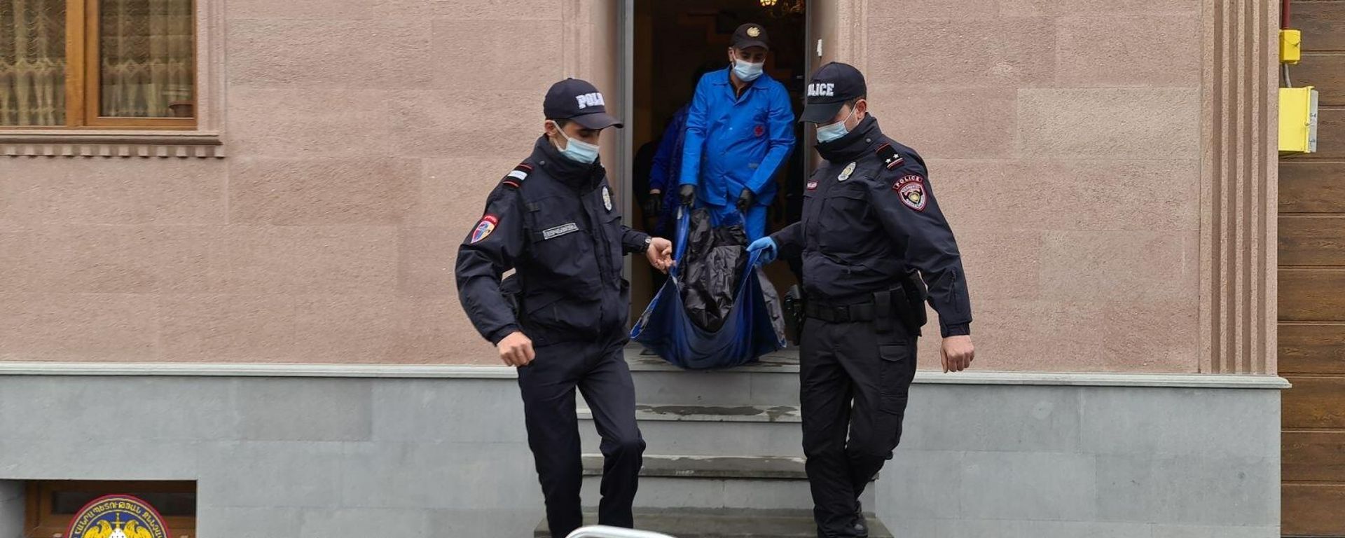 Քննչական խումբը Սուվորովի փողոցի տներից մեկում, որտեղ հայտնաբերվել է սպանված կնոջ դի (1 նոյեմբերի, 2021 թ.). Երևան - Sputnik Արմենիա, 1920, 01.11.2021