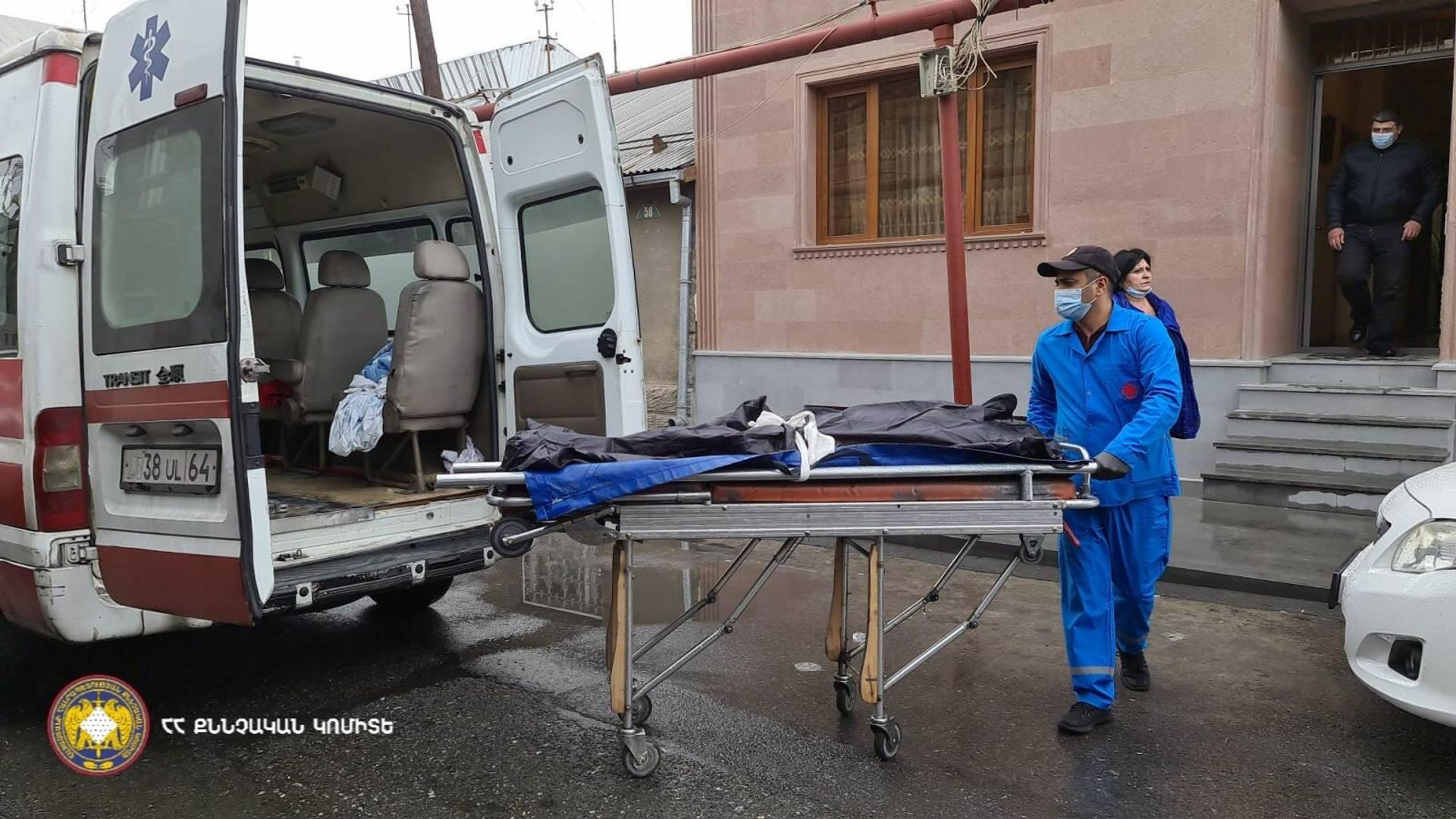 Քննչական խումբը Սուվորովի փողոցի տներից մեկում, որտեղ հայտնաբերվել է սպանված կնոջ դի (1 նոյեմբերի, 2021 թ.). Երևան - Sputnik Արմենիա, 1920, 01.11.2021