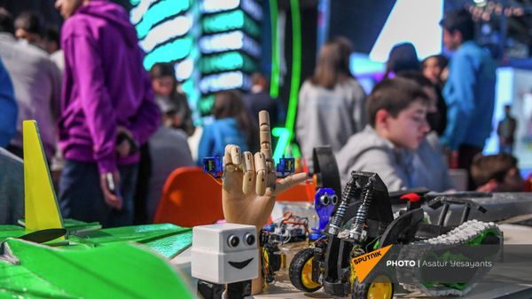 Школьные инженерные лаборатории ArMath на выставке высоких технологий DigiTec (29 октября 2021). Еревaн - Sputnik Армения