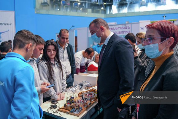 Министр Ваган Керобян с учениками школьных лабораторий Армат на выставке DigiTec (29 октября 2021). Еревaн - Sputnik Армения