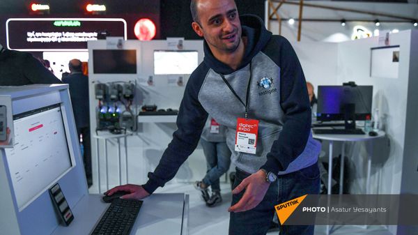 Специалист компании Instigate Месроп Петросян на выставке DigiTec (29 октября 2021). Еревaн - Sputnik Армения