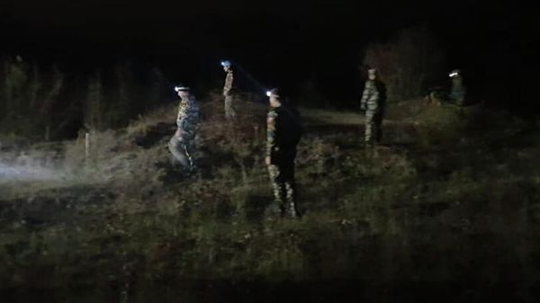Сотрудники кризисного центра в поисках пропавших у села Хнацах спортсменов - Sputnik Армения