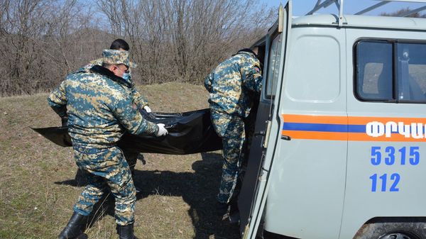 Сотрудники госслужбы по чрезвычайным ситуациям МВД Карабаха во время поисков тел погибших военнослужащих - Sputnik Армения