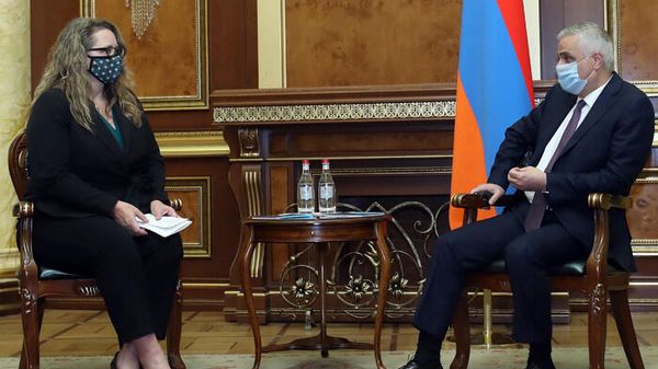 Вице-премьер Мгер Григорян принял делегацию, возглавляемую заместителем помощника госсекретаря США Эрикой Олсон (2 ноября 2021). Еревaн - Sputnik Армения