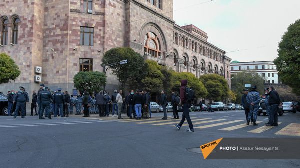Զոհված և անհետ կորած զինծառայողների հարազատների բողոքի ակցիան Կառավարության տան դիմաց (3 նոյեմբերի, 2021թ.). Երևան - Sputnik Արմենիա