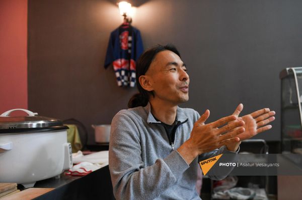 Японец Таиджи Нотсу в своем ресторане Oh Meshi в Ереване Японец Таиджи Нотсу в своем ресторане Oh Meshi в Ереване - Sputnik Армения
