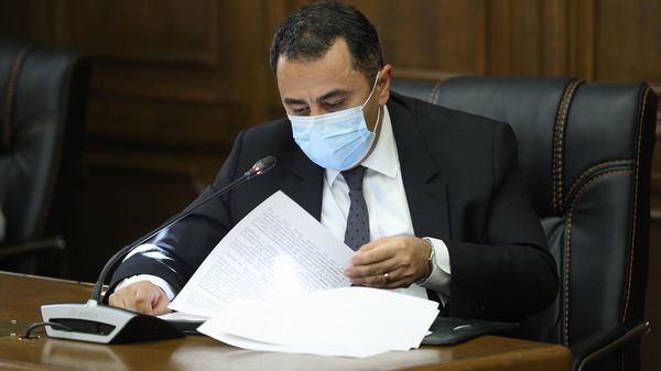 Замглавы МИД Армении Ваге Геворгян на заседании в парламенте Армении (4 ноября 2021). Еревaн - Sputnik Армения