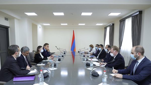 Министр иностранных дел Армении Арарат Мирзоян принял содокладчиков по обязательствам Армении в мониторинговой комиссии ПАСЕ, руководителя делегации Финляндии в ПАСЕ Кимо Килюнена и руководителя делегации Швеции Бориану Аберг (4 ноября 2021). Еревaн - Sputnik Армения